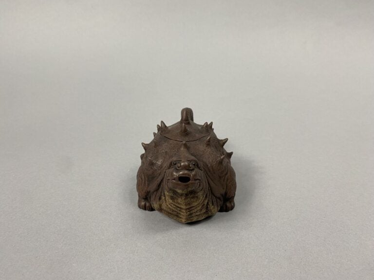 Chine - Théière en grès zoomorphe formant un animal mythique mi-tortue mi-drago…