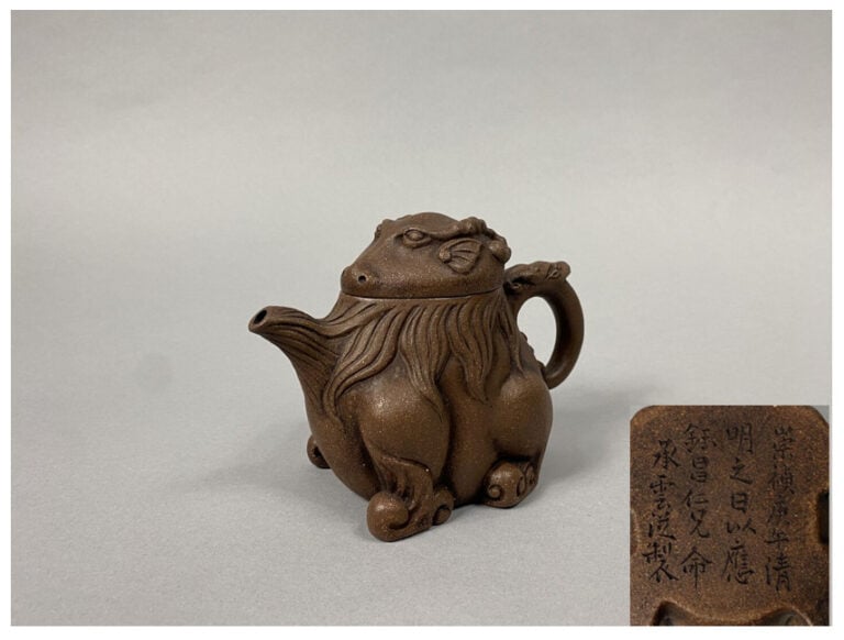 Chine - Théière en grès zoomorphe représentant une bête mythologique stylisée à…