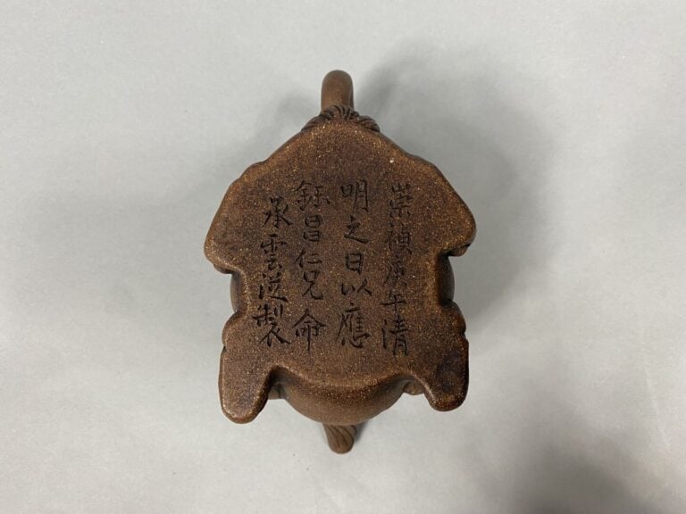 Chine - Théière en grès zoomorphe représentant une bête mythologique stylisée à…