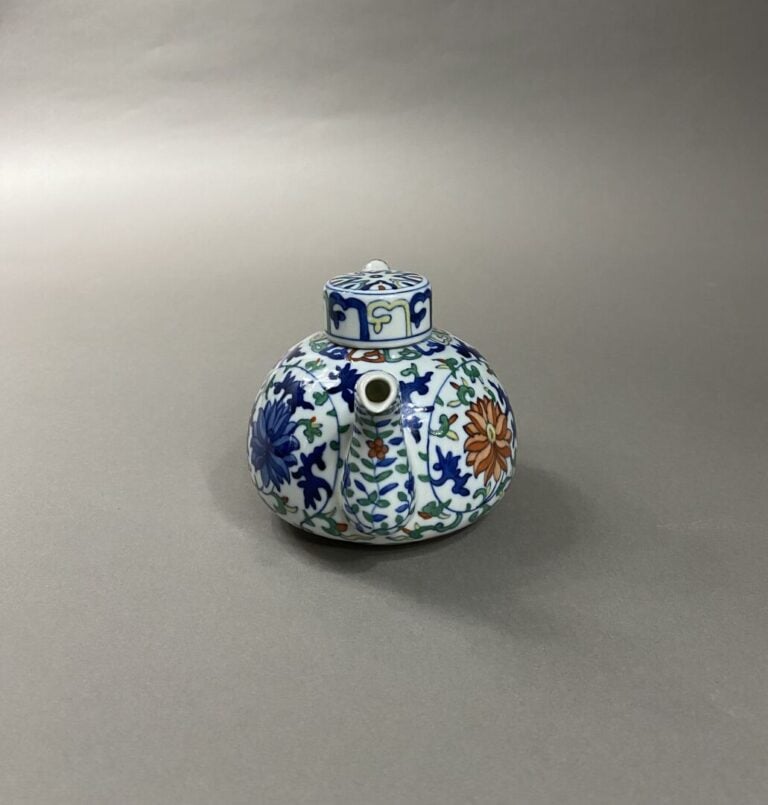 Chine - Théière en porcelaine émaillée dans le style Wucai à décor de pivoine p…