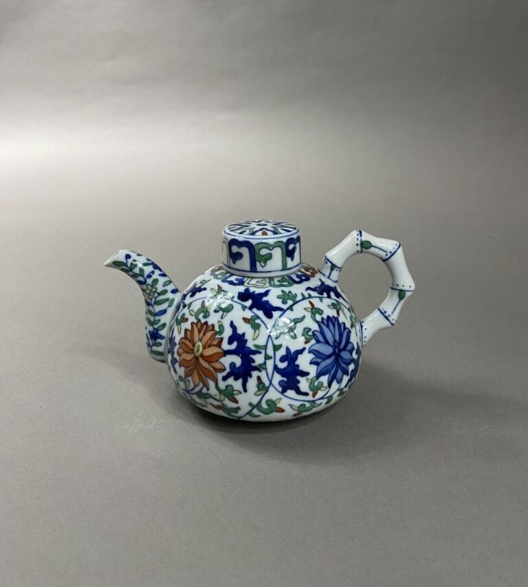 Chine - Théière en porcelaine émaillée dans le style Wucai à décor de pivoine p…