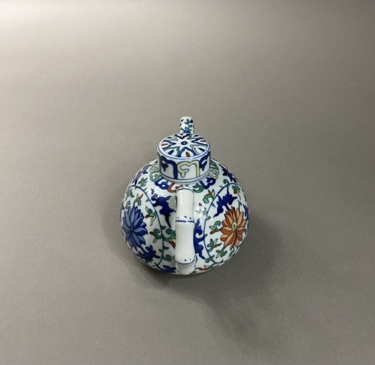 Chine - Théière en porcelaine émaillée dans le style Wucai à décor de pivoine p…