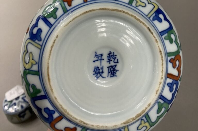 Chine - Théière en porcelaine émaillée dans le style Wucai à décor de pivoine p…