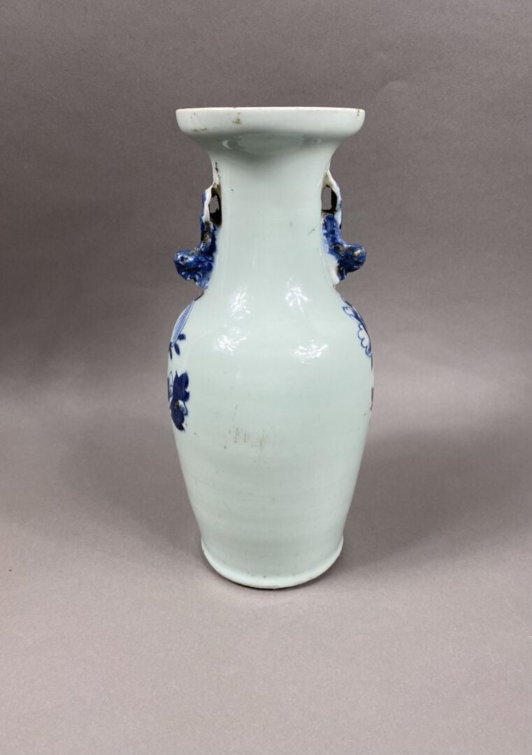 Chine - Vase balustre à col évasé en porcelaine émaillée céladon bleu blanc à d…