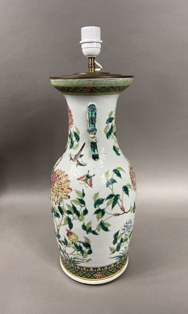 Chine - Vase balustre en céramique émaillée à décor, dans le style de la famill…