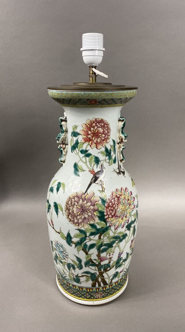 Chine - Vase balustre en céramique émaillée à décor, dans le style de la famill…