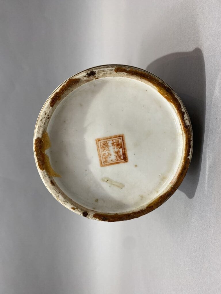 Chine - Vase balustre en céramique émaillée dans le style de la famille rose à…
