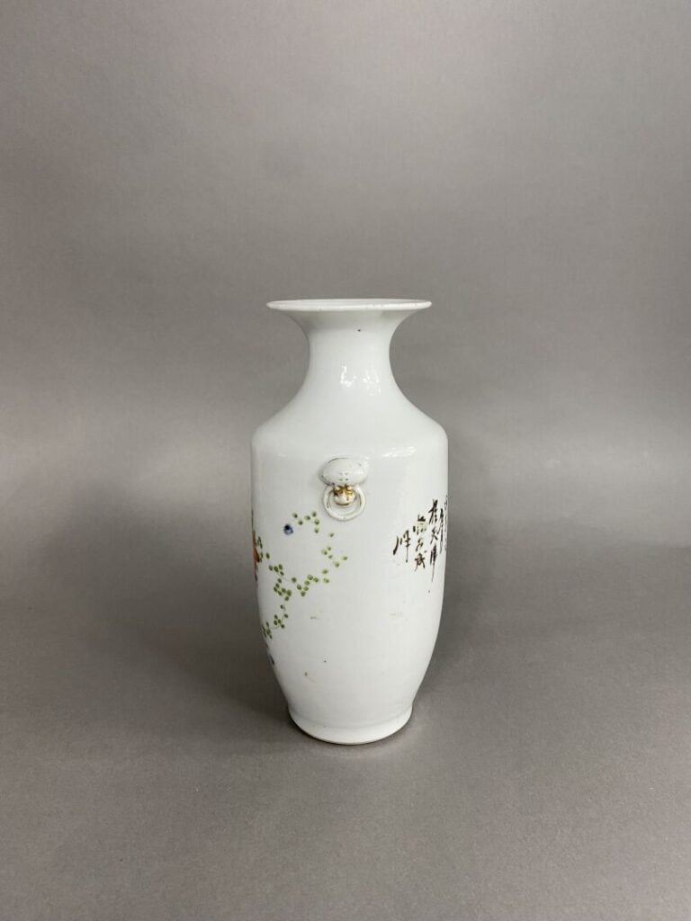 Chine - Vase balustre en céramique émaillée polychrome à décor de fleurs et feu…