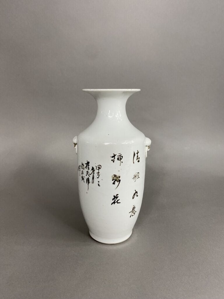 Chine - Vase balustre en céramique émaillée polychrome à décor de fleurs et feu…