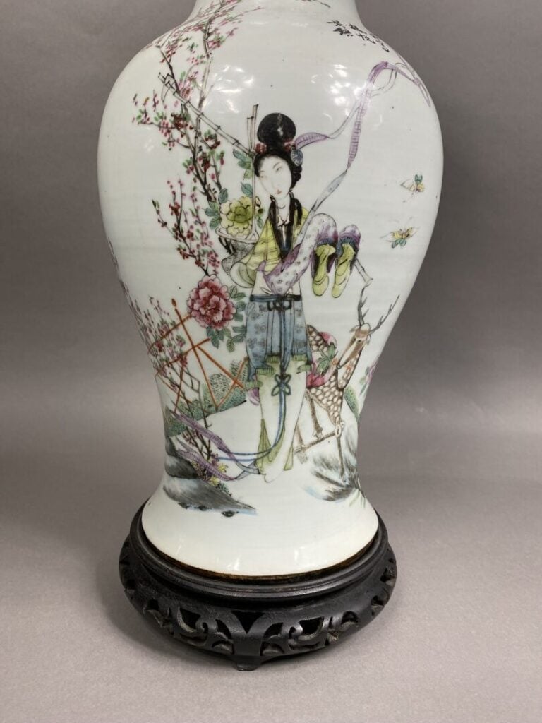 Chine - Vase balustre en céramique figurant une divinité - Poème au dos - H: 42…