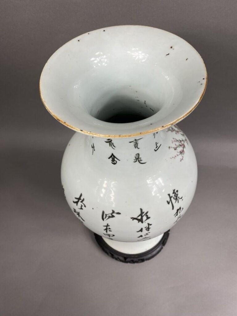 Chine - Vase balustre en céramique figurant une divinité - Poème au dos - H: 42…