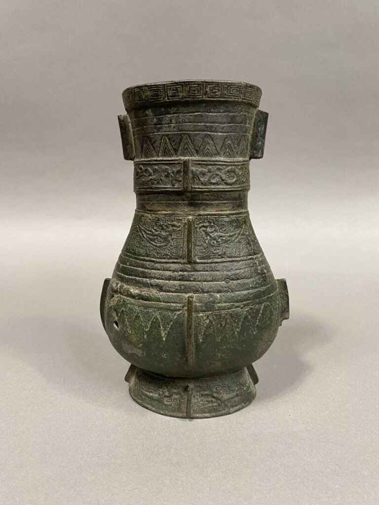 Chine - Vase de forme "Hu" en bronze ciselé de motifs géométriques et de frises…