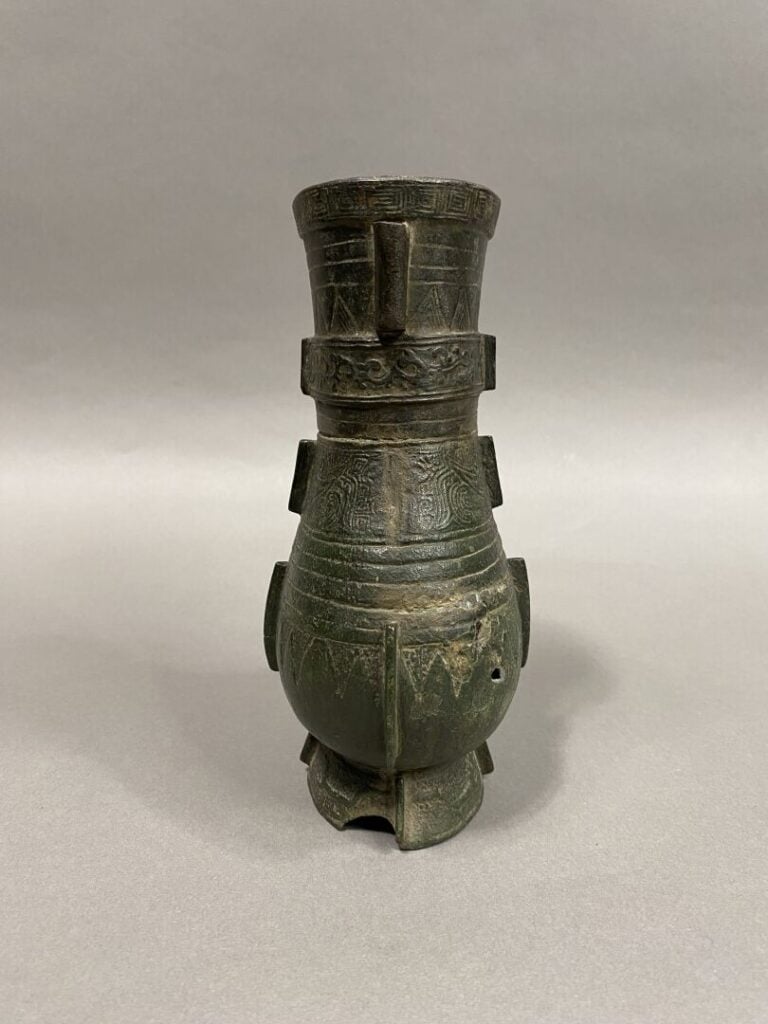 Chine - Vase de forme "Hu" en bronze ciselé de motifs géométriques et de frises…