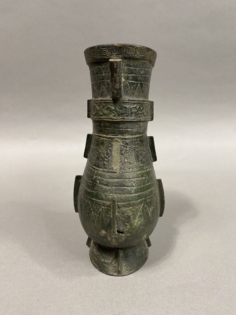 Chine - Vase de forme "Hu" en bronze ciselé de motifs géométriques et de frises…