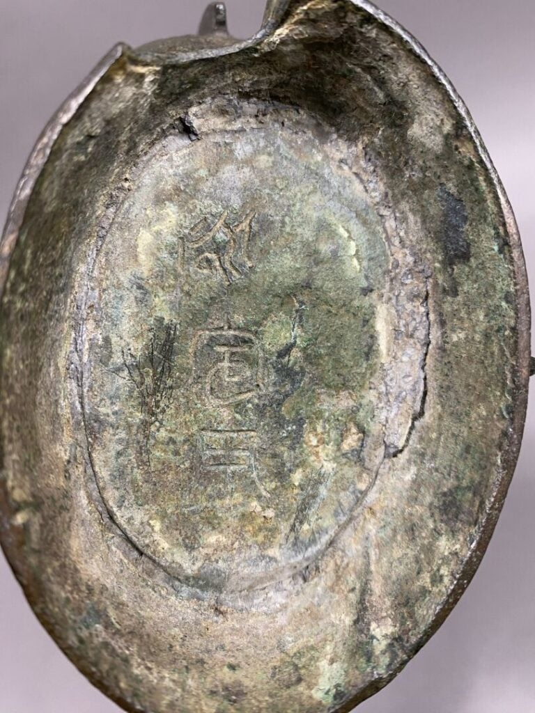 Chine - Vase de forme "Hu" en bronze ciselé de motifs géométriques et de frises…