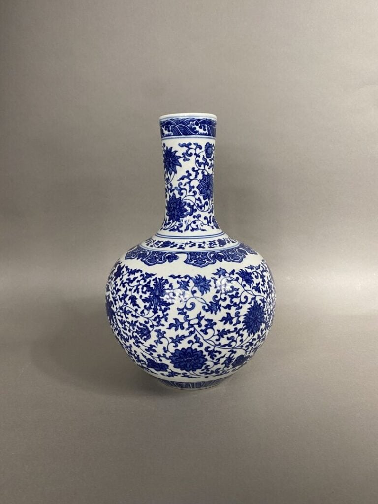 Chine - Vase en porcelaine de forme dite "Tianqiuping" (sphère céleste) à décor…