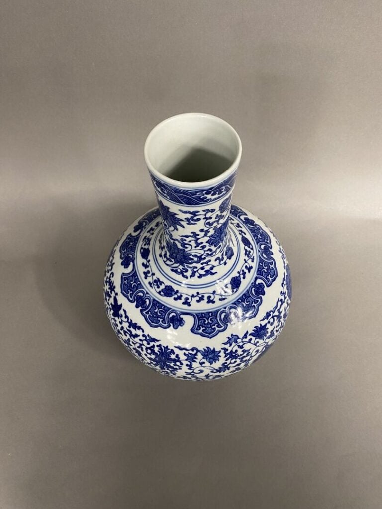 Chine - Vase en porcelaine de forme dite "Tianqiuping" (sphère céleste) à décor…