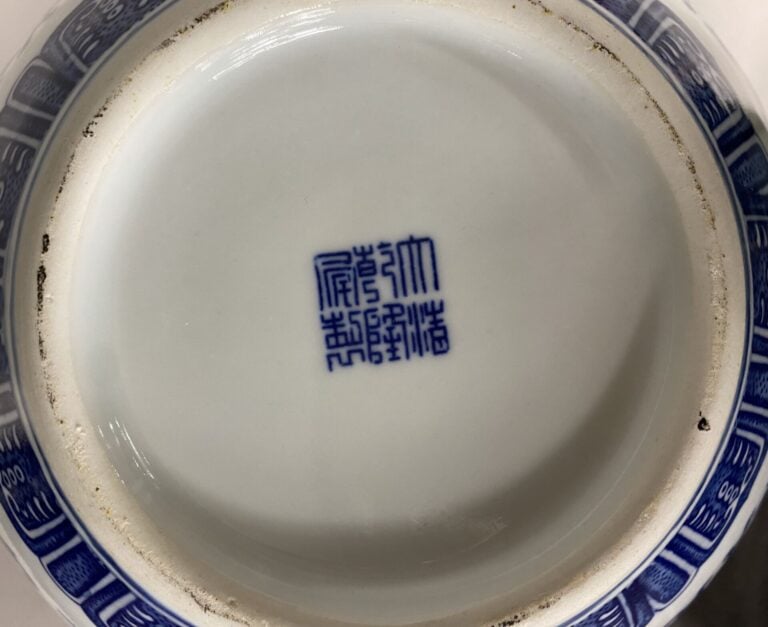 Chine - Vase en porcelaine de forme dite "Tianqiuping" (sphère céleste) à décor…