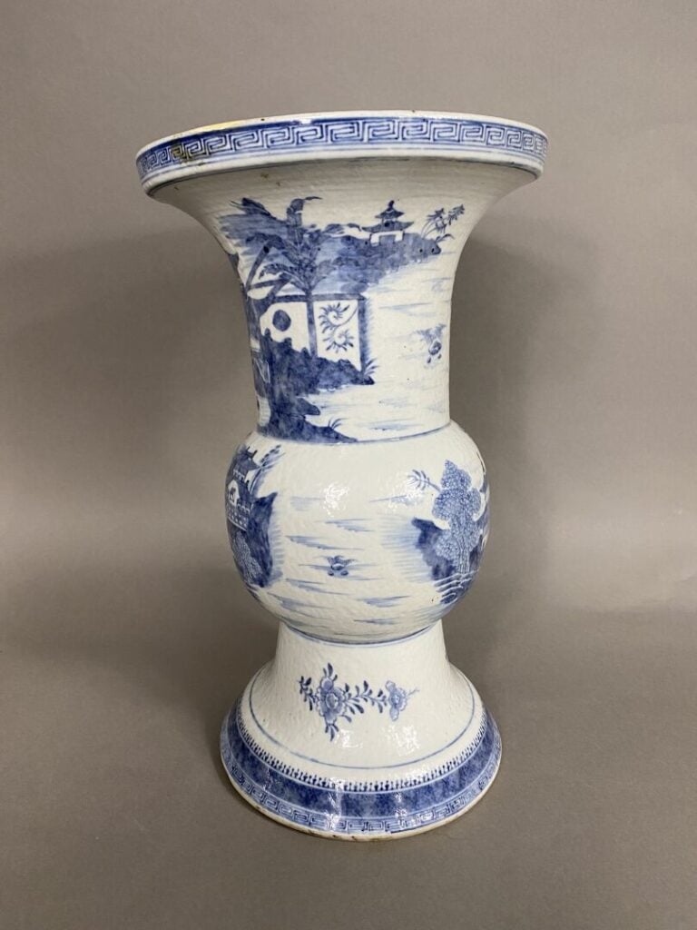 Chine - Vase en porcelaine, de forme "GU", émaillée bleu blanc figurant des per…