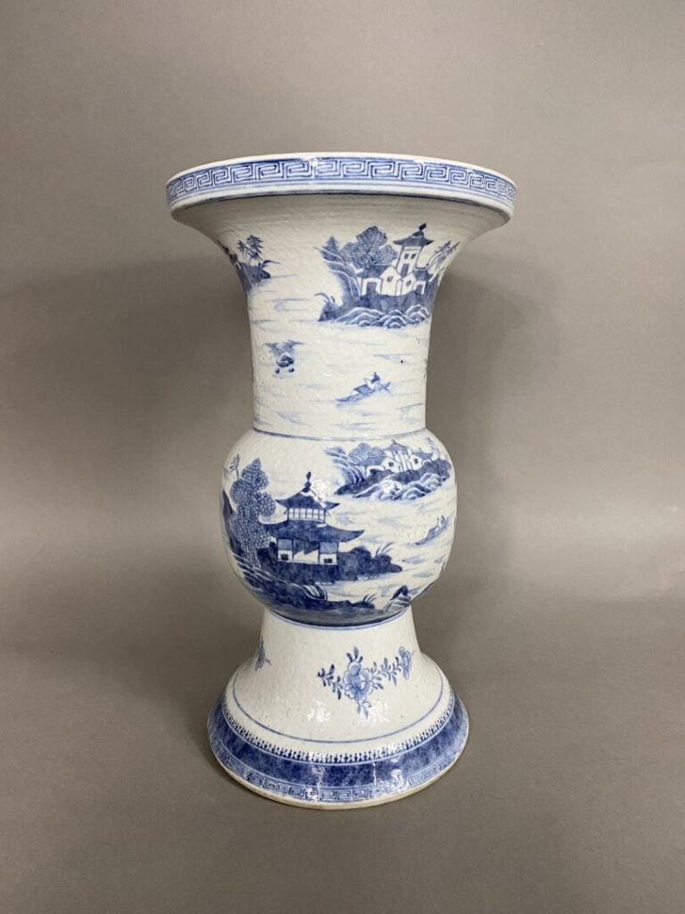 Chine - Vase en porcelaine, de forme "GU", émaillée bleu blanc figurant des per…
