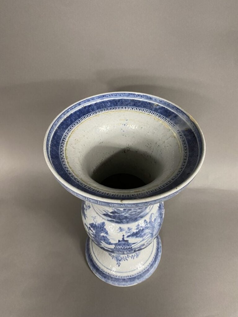 Chine - Vase en porcelaine, de forme "GU", émaillée bleu blanc figurant des per…