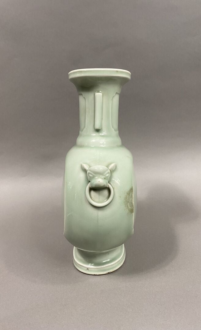 Chine - Vase en porcelaine émailllée céladon flanquée de chaque côté des épaule…