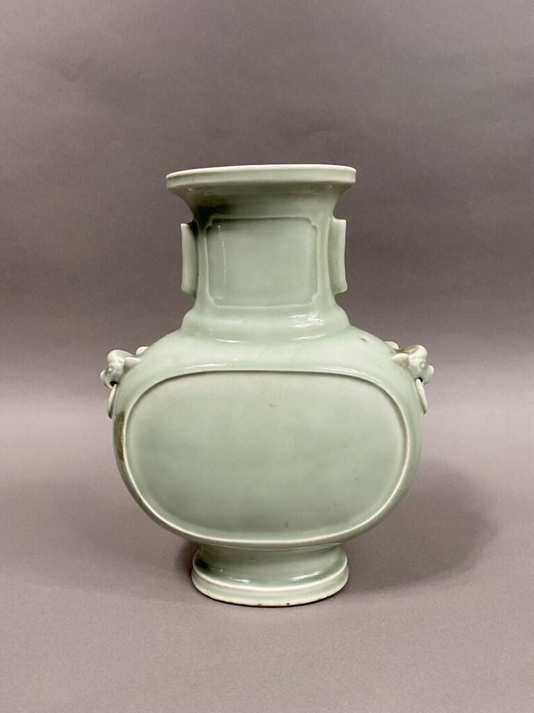 Chine - Vase en porcelaine émailllée céladon flanquée de chaque côté des épaule…