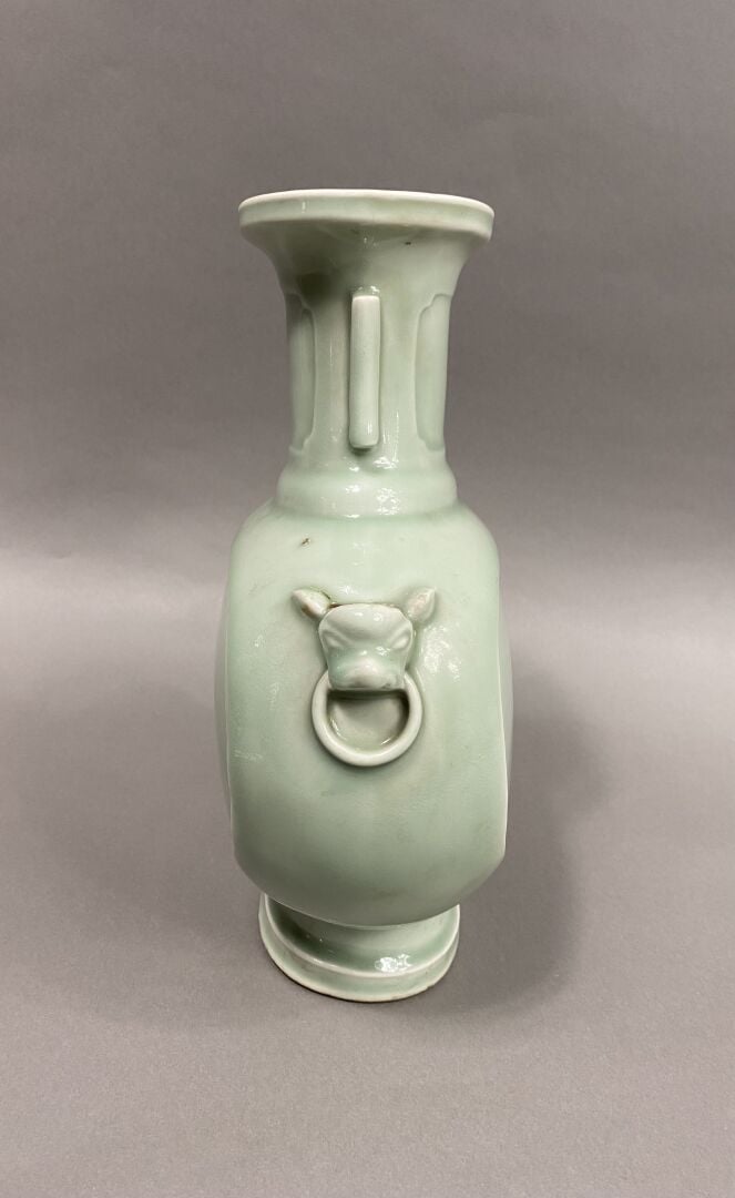 Chine - Vase en porcelaine émailllée céladon flanquée de chaque côté des épaule…