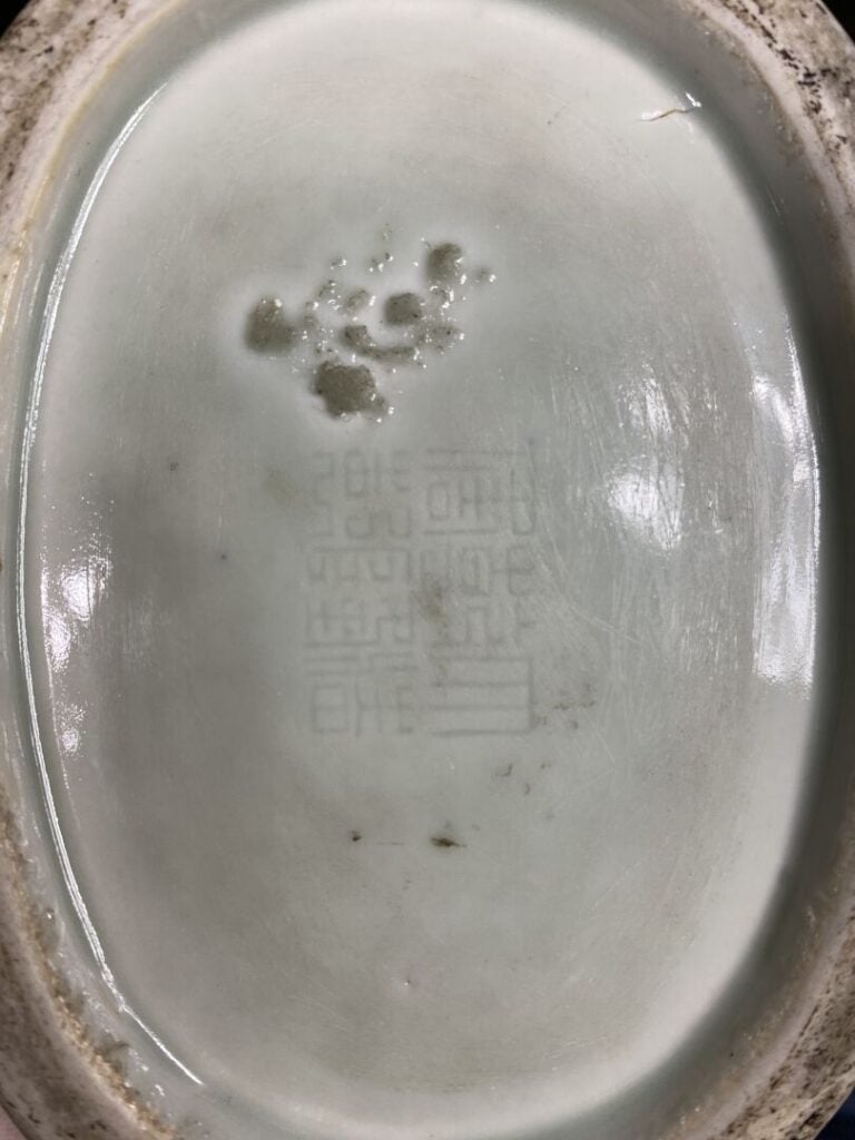 Chine - Vase en porcelaine émailllée céladon flanquée de chaque côté des épaule…