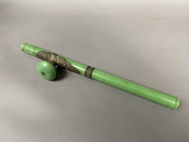 Chine / Vietnam - Pipe à opium en jade , la plaquette est en métal repoussé à d…