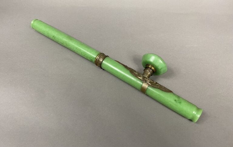 Chine / Vietnam - Pipe à opium en jade , la plaquette est en métal repoussé à d…
