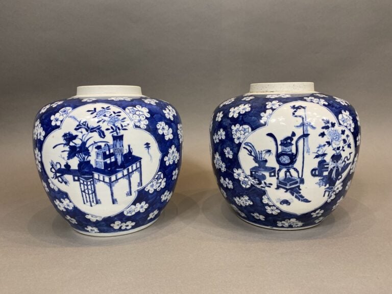 Chine, XIXe siècle - Paire de potiches en céramique à décor bleu blanc figurant…