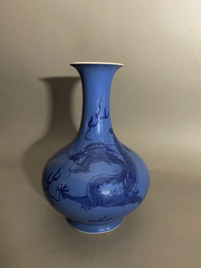 Chine, XIXe siècle - Vase bouteille haut col évasé en porcelaine à décor en ble…