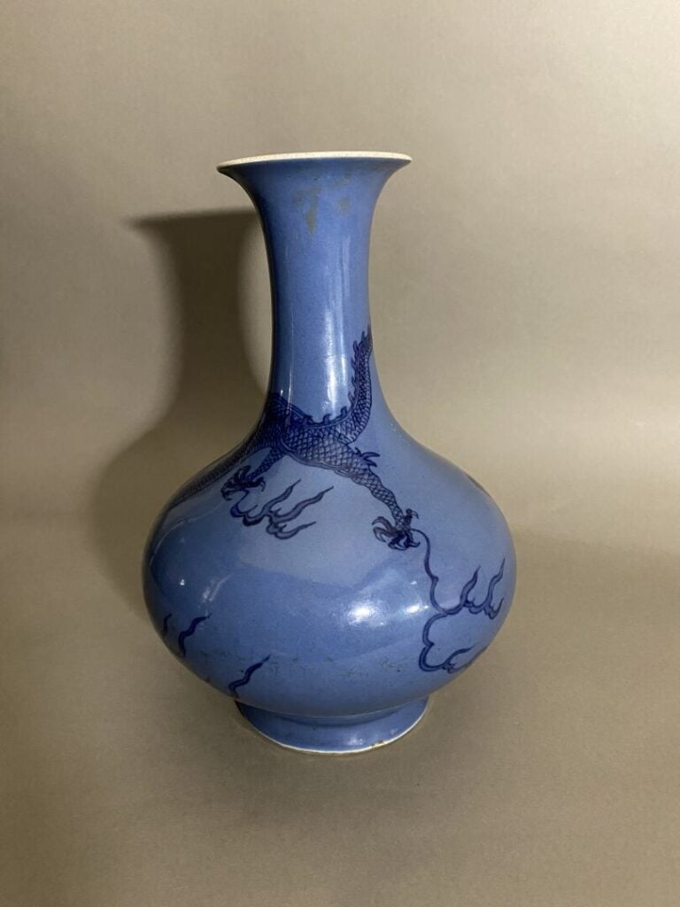 Chine, XIXe siècle - Vase bouteille haut col évasé en porcelaine à décor en ble…