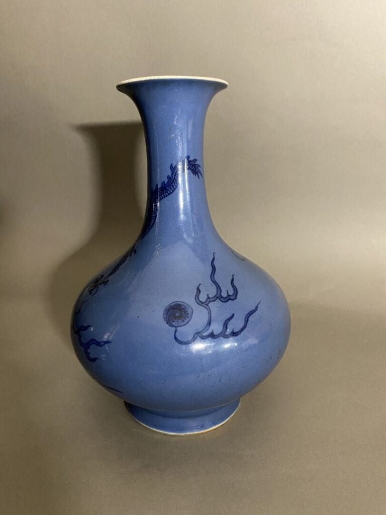 Chine, XIXe siècle - Vase bouteille haut col évasé en porcelaine à décor en ble…