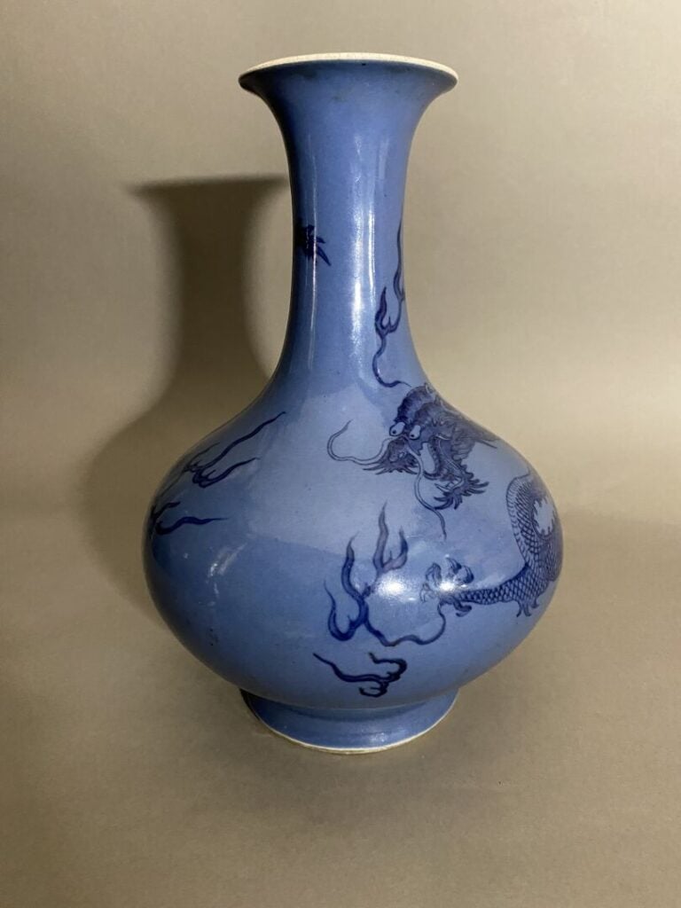 Chine, XIXe siècle - Vase bouteille haut col évasé en porcelaine à décor en ble…