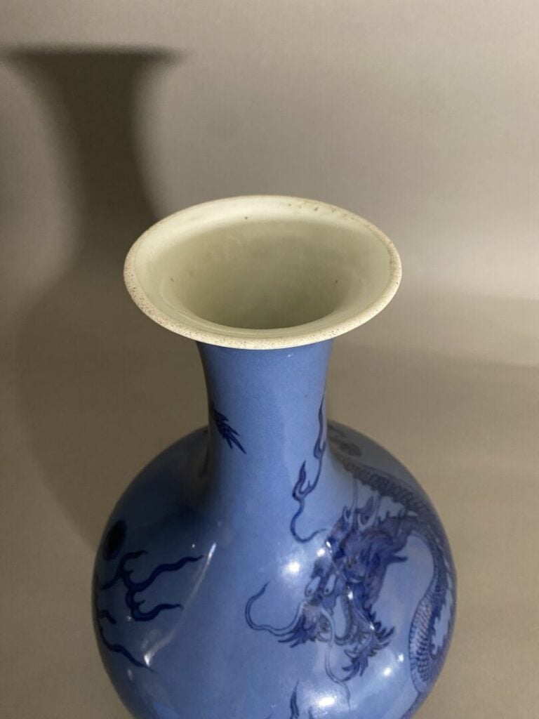 Chine, XIXe siècle - Vase bouteille haut col évasé en porcelaine à décor en ble…