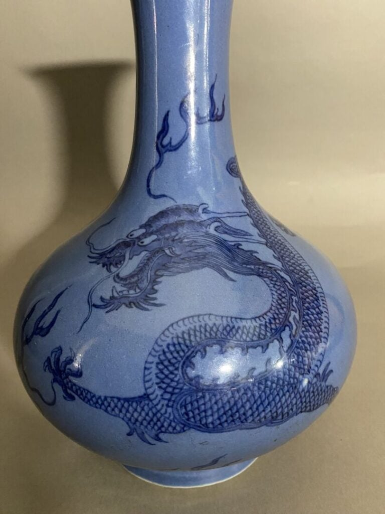 Chine, XIXe siècle - Vase bouteille haut col évasé en porcelaine à décor en ble…