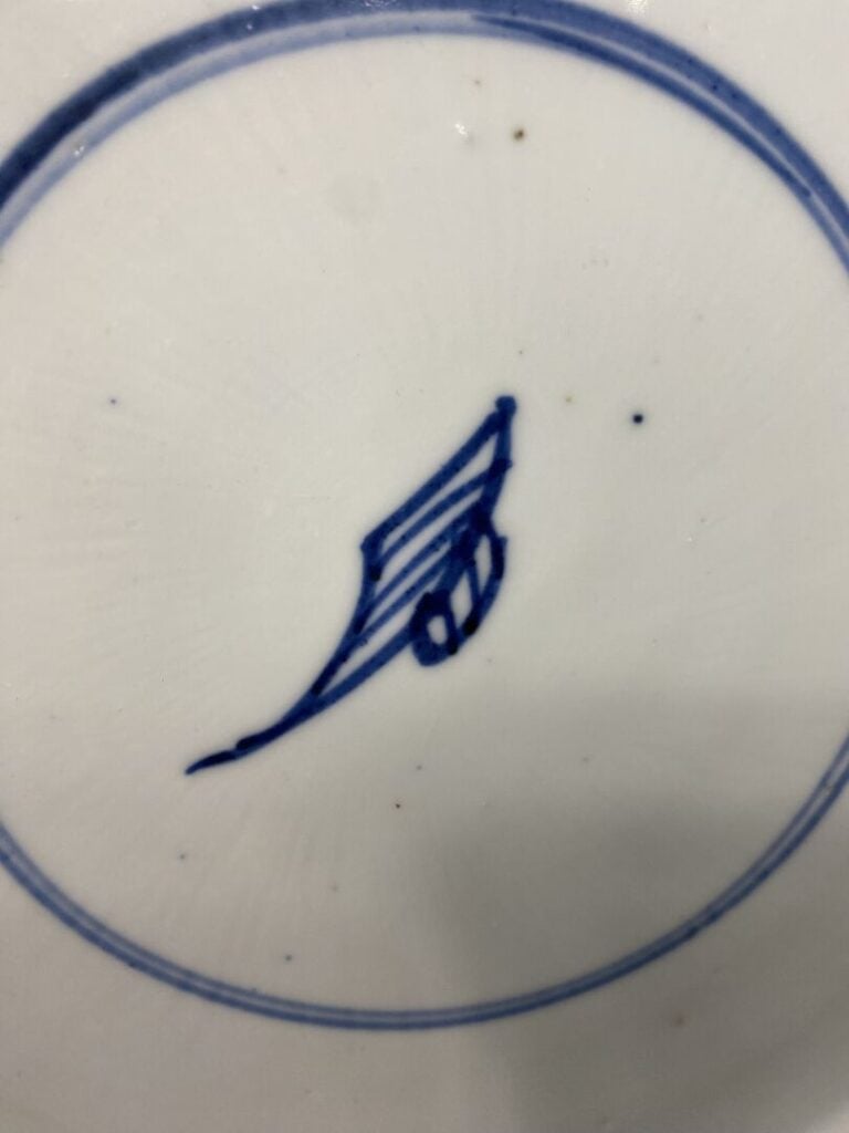 Chine - XVIIe siècle - Coupe en porcelaine à décor en bleu sous couverte de dig…