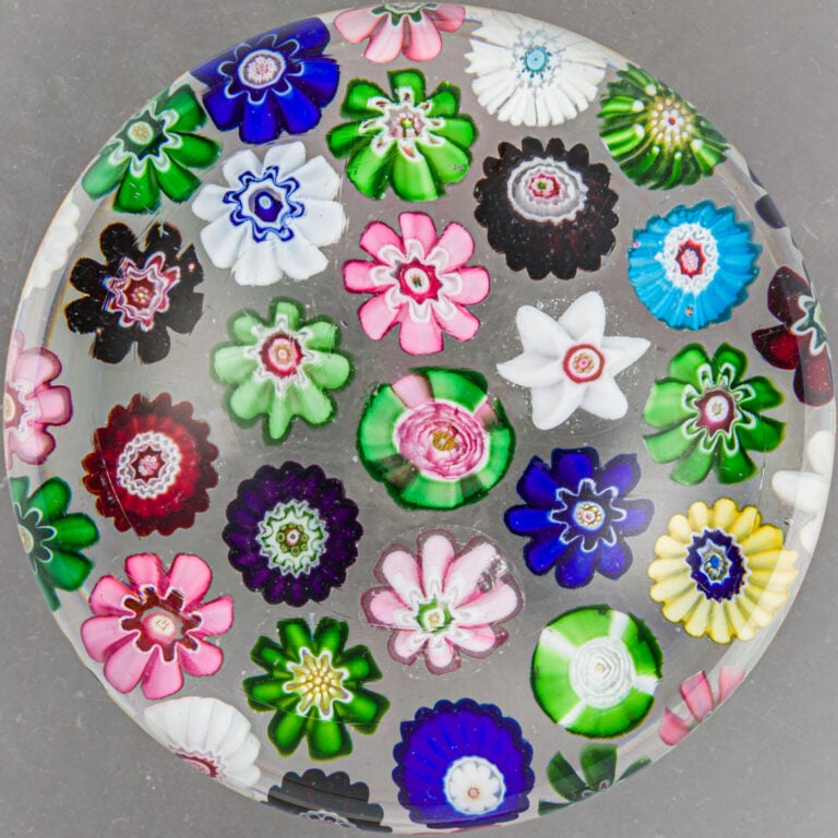 Clichy. - Presse-papiers à décor de millefiori de bonbons polychromes dont une…
