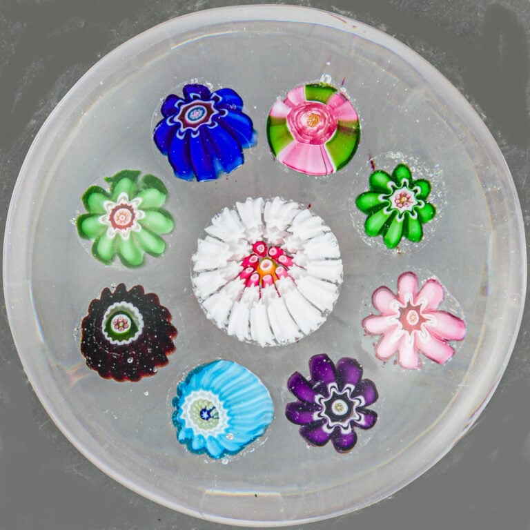 Clichy. - Presse-papiers miniature à décor de huit bonbons polychromes et une r…