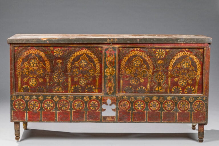 COFFRE en bois peint d'arcatures et motifs de rosaces - 72 x 142 x 42 cm