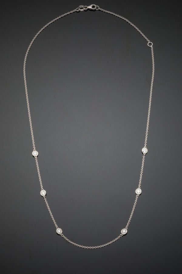 COLLIER composé d'une chaînette en or gris (585‰) 14 carats, alternée de six di…