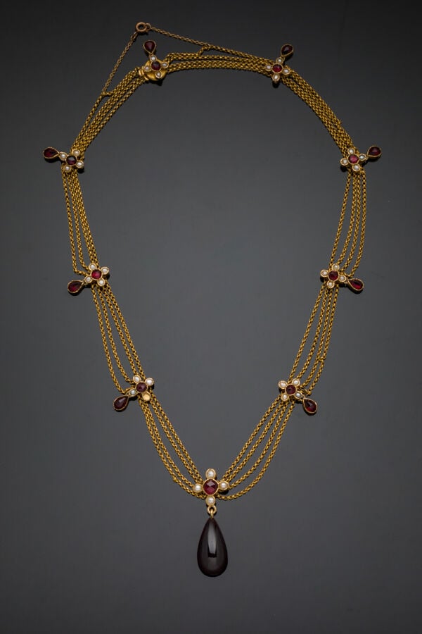 COLLIER "draperie" en or jaune (750‰) composé de quatre chaînettes retenu par n…