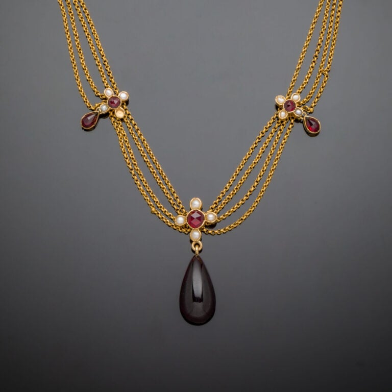 COLLIER "draperie" en or jaune (750‰) composé de quatre chaînettes retenu par n…