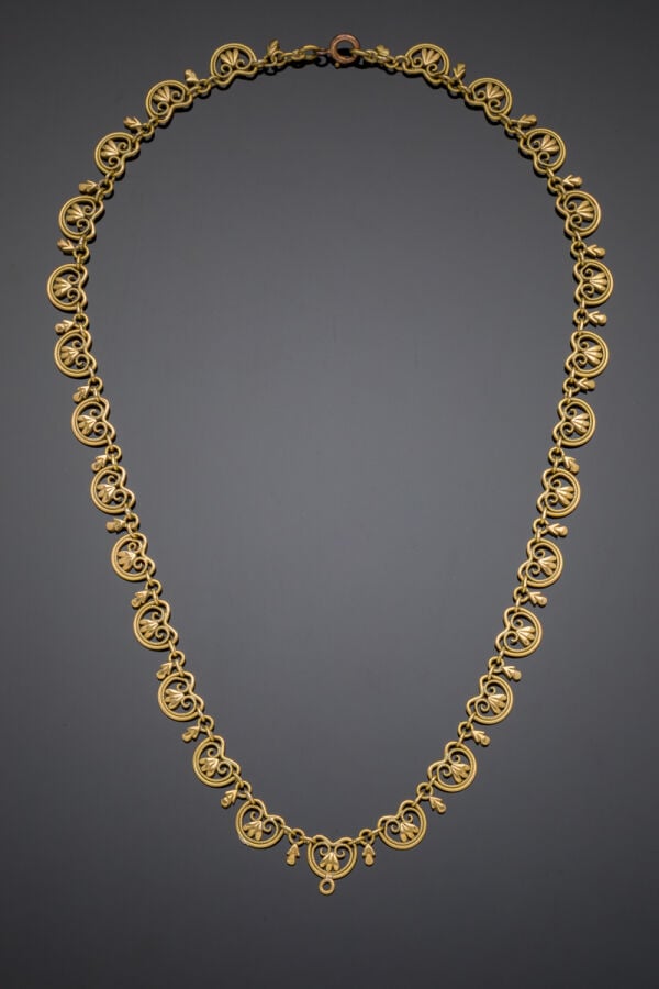 COLLIER en or jaune (750‰) à maillons filigranés, alternés de motifs "feuilles"…