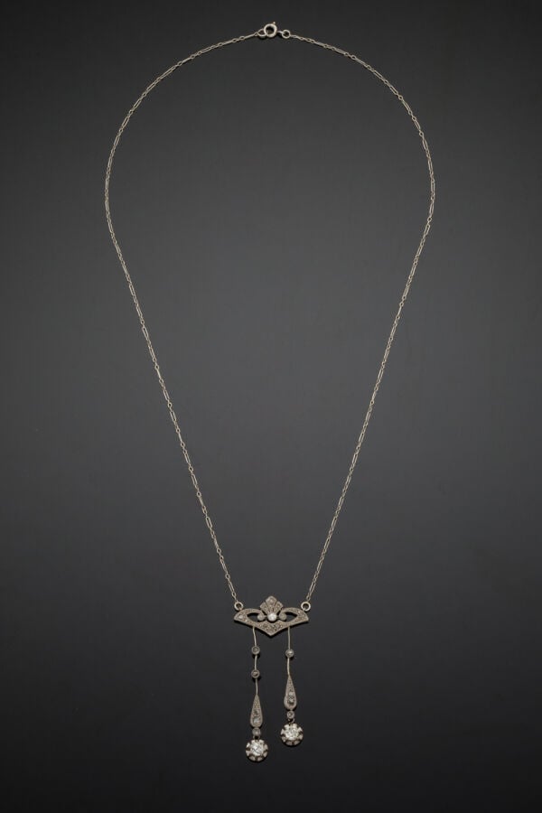 COLLIER "négligé" en platine (950‰) ajouré et ciselé, serti de diamants taillés…