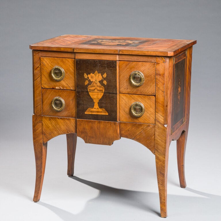 COMMODE à léger ressaut central en placage de marqueterie à décor en façade et…