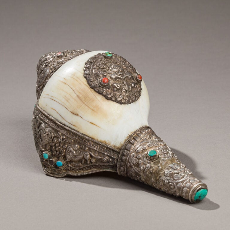 CONQUE TIBETAINE montée en argent, le coquillage est orné de plaques d'argent t…