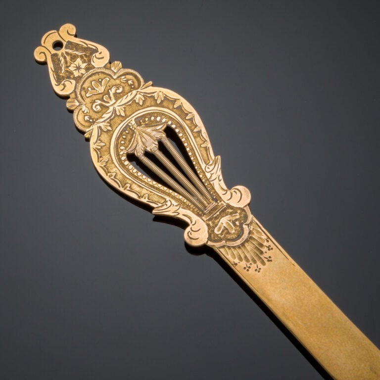 COUPE-PAPIER en or jaune (750‰) ajouré, ciselé et guilloché à motif de lyre et…